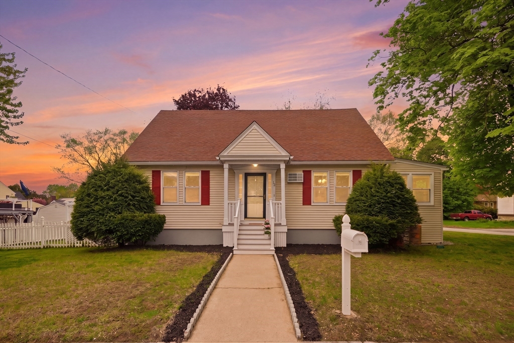 10 Gloucester St, Methuen, Massachusetts, 3 Bedrooms Bedrooms, 5 Rooms Rooms,1.5 BathroomsBathrooms,Residential,For Sale,Gloucester St,73517480