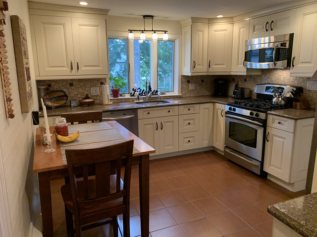 8 Louise Rd, Newton, Massachusetts, 3 Bedrooms Bedrooms, 5 Rooms Rooms,2 BathroomsBathrooms,Residential Lease,For Rent,Louise Rd,73517027