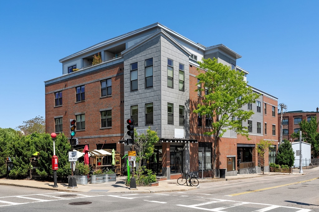156 Green St, Boston, Massachusetts, 3 Bedrooms Bedrooms, 6 Rooms Rooms,2 BathroomsBathrooms,Residential,For Sale,Green St,73520104