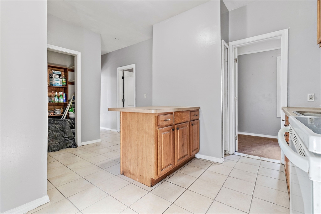29 Newbury St, Worcester, Massachusetts, 6 Bedrooms Bedrooms, 15 Rooms Rooms,3 BathroomsBathrooms,Residential Income,For Sale,Newbury St,73538346