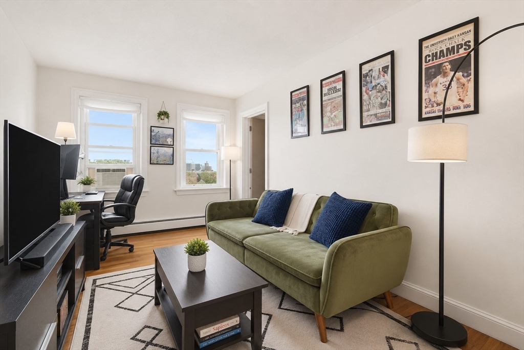 130 Emerson St, Boston, Massachusetts, 1 Bedroom Bedrooms, 3 Rooms Rooms,1 BathroomBathrooms,Residential,For Sale,Emerson St,73538390