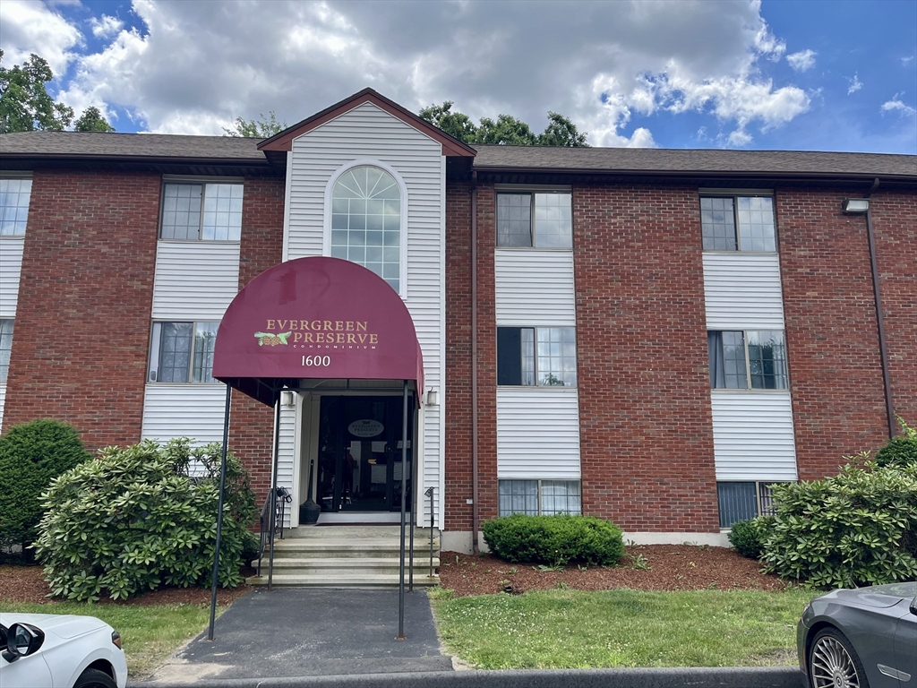 1600 Skyline Dr, Lowell, Massachusetts, 2 Bedrooms Bedrooms, 4 Rooms Rooms,1 BathroomBathrooms,Residential,For Sale,Skyline Dr,73538402