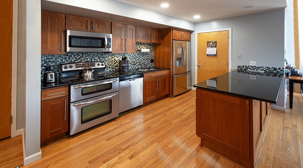 351 Pleasant Street, Northampton, Massachusetts, 2 Bedrooms Bedrooms, 5 Rooms Rooms,1 BathroomBathrooms,Residential,For Sale,Pleasant Street,73538407