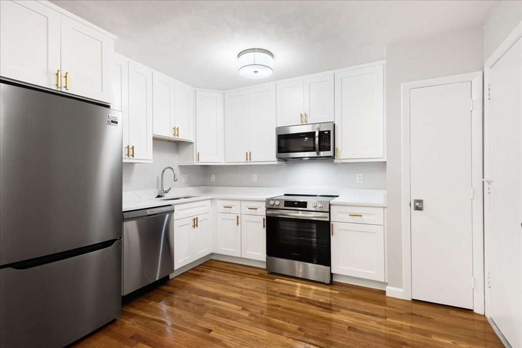 11 Schubert Street, Boston, Massachusetts, 2 Bedrooms Bedrooms, 4 Rooms Rooms,1 BathroomBathrooms,Residential Lease,For Rent,Schubert Street,73538761