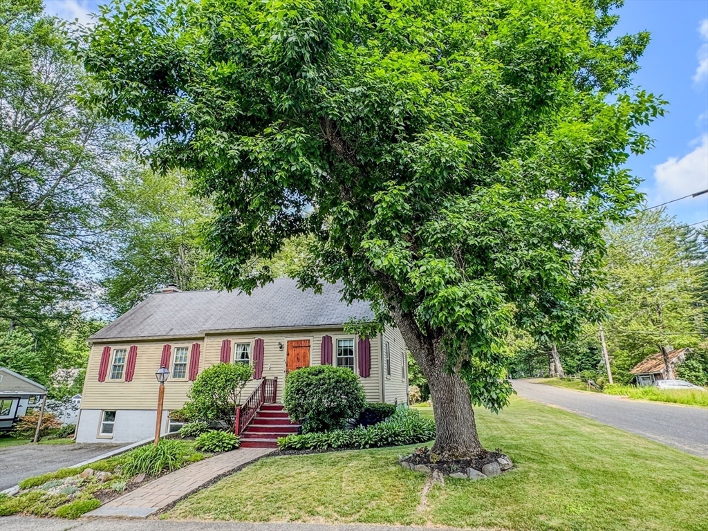 57 Summer Street, Greenfield, Massachusetts, 3 Bedrooms Bedrooms, 6 Rooms Rooms,1 BathroomBathrooms,Residential,For Sale,Summer Street,73538798