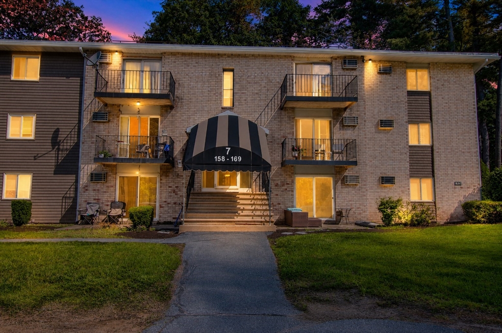 440 North Ave, Haverhill, Massachusetts, 2 Bedrooms Bedrooms, 4 Rooms Rooms,1 BathroomBathrooms,Residential,For Sale,North Ave,73538361