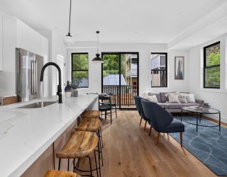 37 Kingston St, Somerville, Massachusetts, 4 Bedrooms Bedrooms, 7 Rooms Rooms,3 BathroomsBathrooms,Residential,For Sale,Kingston St,73538513