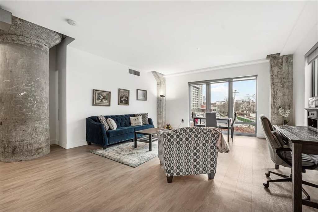 9 Medford St, Somerville, Massachusetts, 2 Bedrooms Bedrooms, 6 Rooms Rooms,2 BathroomsBathrooms,Residential Lease,For Rent,Medford St,73538854