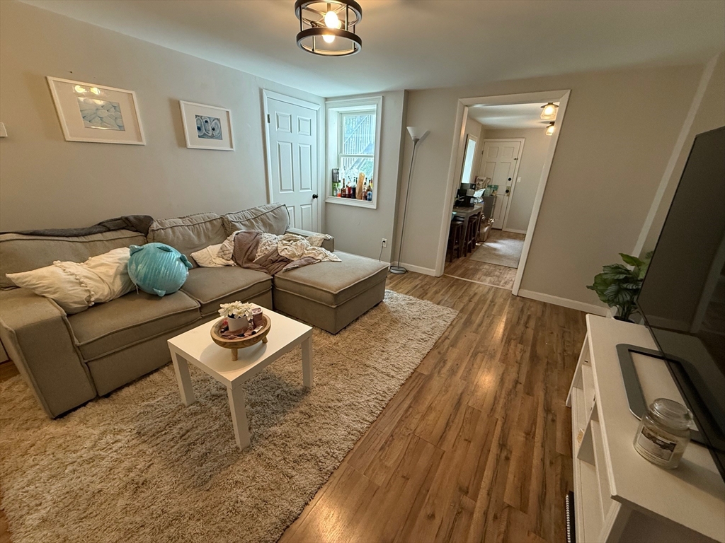 281 Bowen, Boston, Massachusetts, 4 Bedrooms Bedrooms, 7 Rooms Rooms,1.5 BathroomsBathrooms,Residential Lease,For Rent,Bowen,73538668