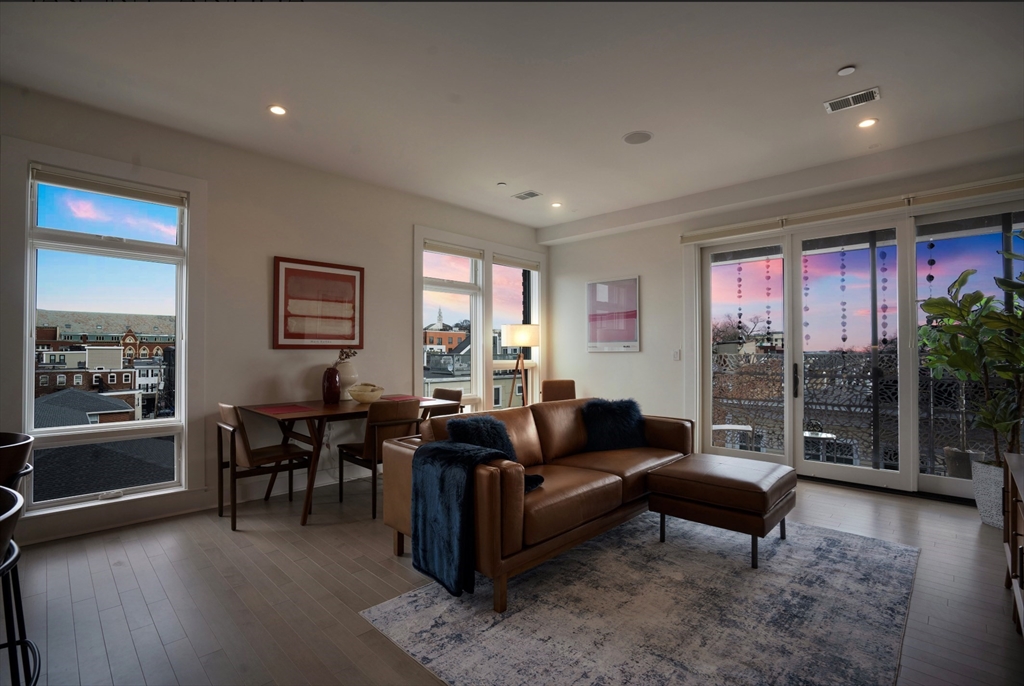 232 Old Colony Ave, Boston, Massachusetts, 2 Bedrooms Bedrooms, 8 Rooms Rooms,2 BathroomsBathrooms,Residential Lease,For Rent,Old Colony Ave,73538682