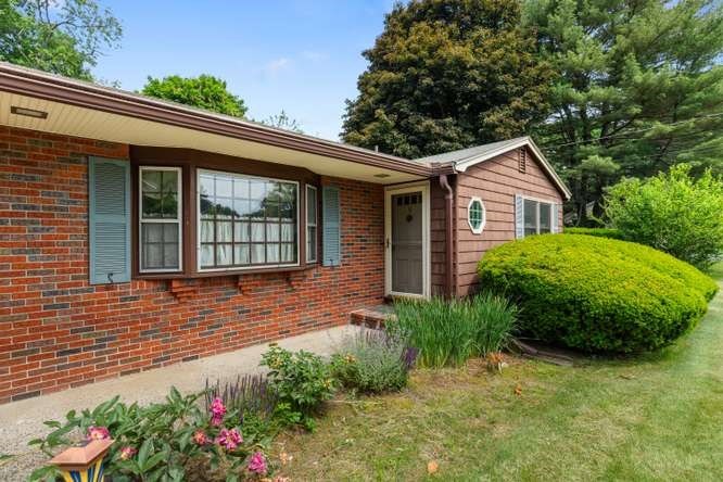 9 Graystone Drive, Danvers, Massachusetts, 3 Bedrooms Bedrooms, 7 Rooms Rooms,2 BathroomsBathrooms,Residential,For Sale,Graystone Drive,73538693