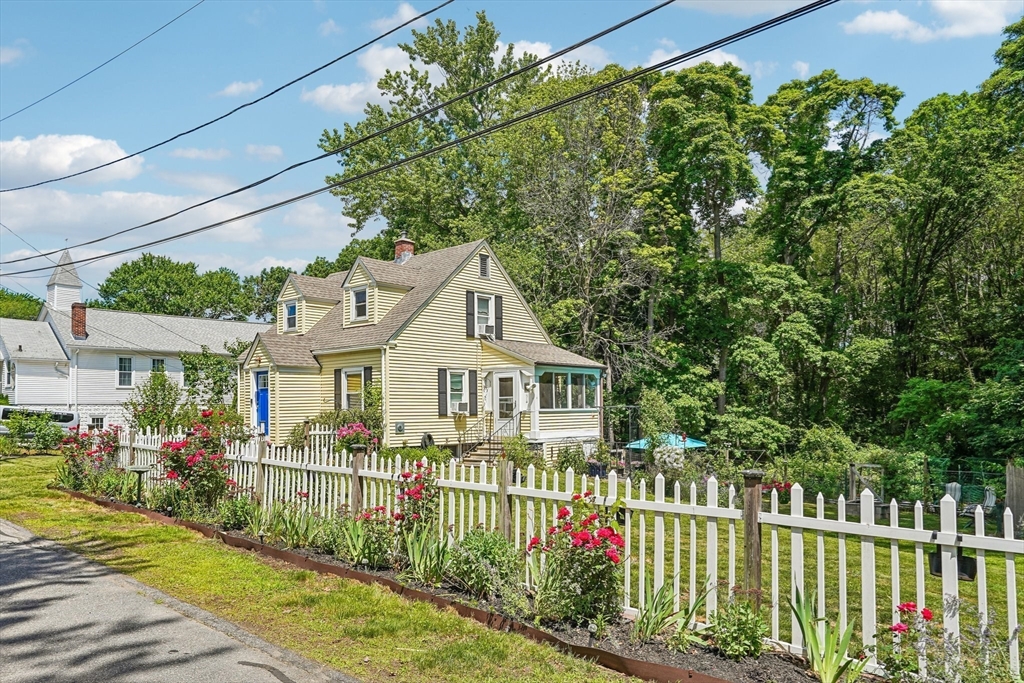 9 Raymond St, Millbury, Massachusetts, 3 Bedrooms Bedrooms, 6 Rooms Rooms,1.5 BathroomsBathrooms,Residential,For Sale,Raymond St,73538729