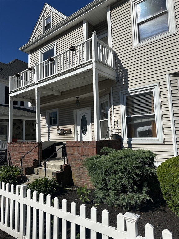 16 Falkland St, Boston, Massachusetts, 4 Bedrooms Bedrooms, 8 Rooms Rooms,2 BathroomsBathrooms,Residential Lease,For Rent,Falkland St,73538629