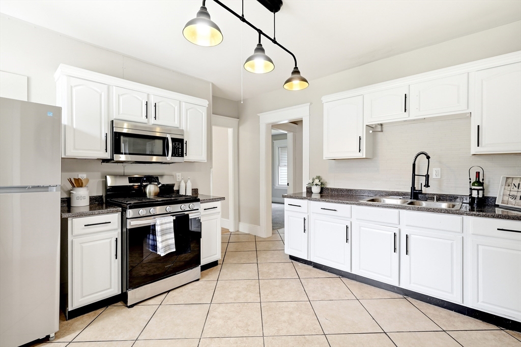 341-343 White St, Springfield, Massachusetts, 6 Bedrooms Bedrooms, 12 Rooms Rooms,2 BathroomsBathrooms,Residential Income,For Sale,White St,73538714