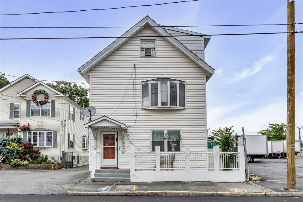 41 Railroad St, Lawrence, Massachusetts, 5 Bedrooms Bedrooms, 10 Rooms Rooms,2.5 BathroomsBathrooms,Residential Income,For Sale,Railroad St,73539050