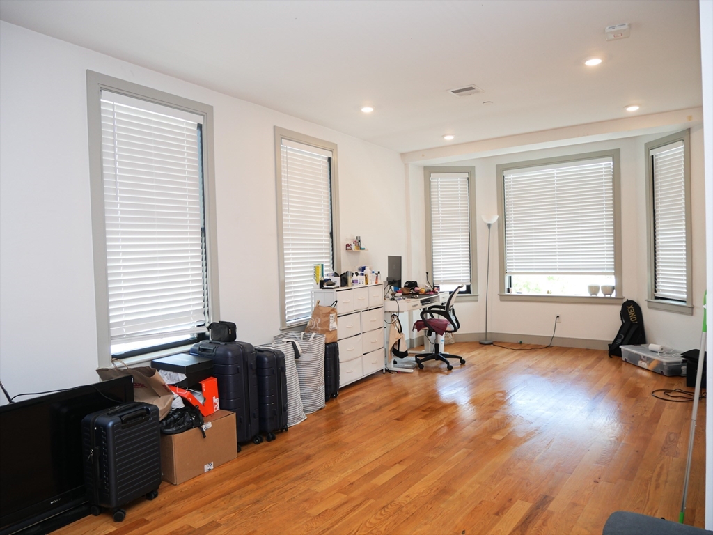 15 Maywood, Boston, Massachusetts, 3 Bedrooms Bedrooms, 5 Rooms Rooms,2 BathroomsBathrooms,Residential Lease,For Rent,Maywood,73538972