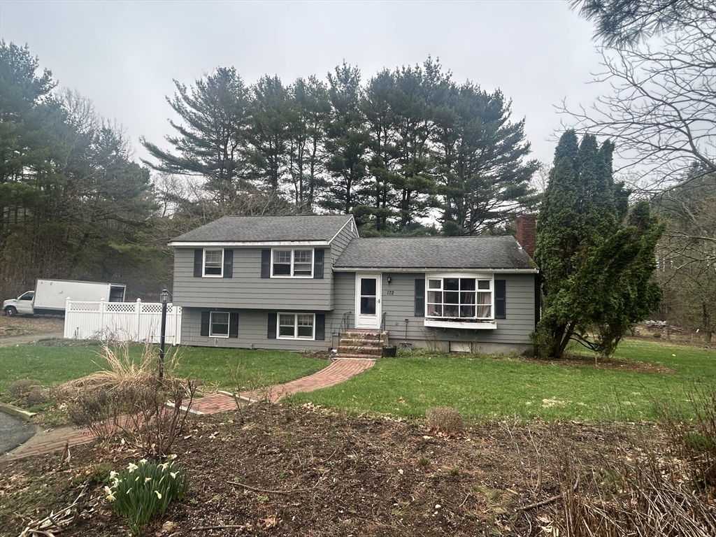 172 Village St, Millis, Massachusetts, 3 Bedrooms Bedrooms, 9 Rooms Rooms,1.5 BathroomsBathrooms,Residential,For Sale,Village St,73539006