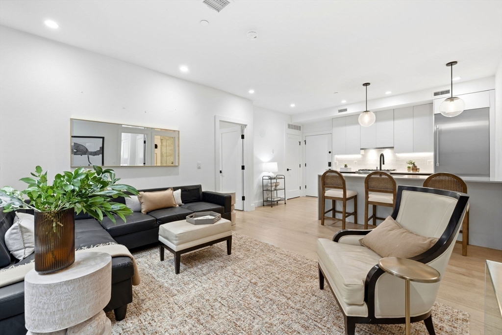 472 W Broadway, Boston, Massachusetts, 2 Bedrooms Bedrooms, 4 Rooms Rooms,2 BathroomsBathrooms,Residential,For Sale,W Broadway,73538917