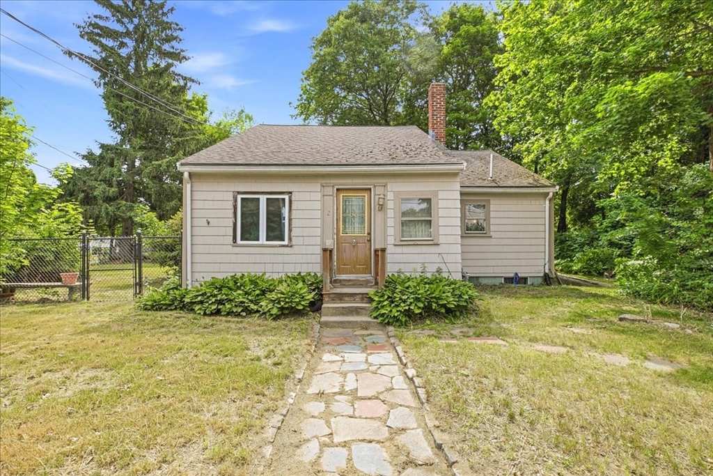 2 Hillwood Ave, Stoughton, Massachusetts, 3 Bedrooms Bedrooms, 5 Rooms Rooms,1 BathroomBathrooms,Residential,For Sale,Hillwood Ave,73538952