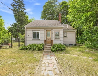 2 Hillwood Ave, Stoughton, Massachusetts, 3 Bedrooms Bedrooms, 5 Rooms Rooms,1 BathroomBathrooms,Residential,For Sale,Hillwood Ave,73538952