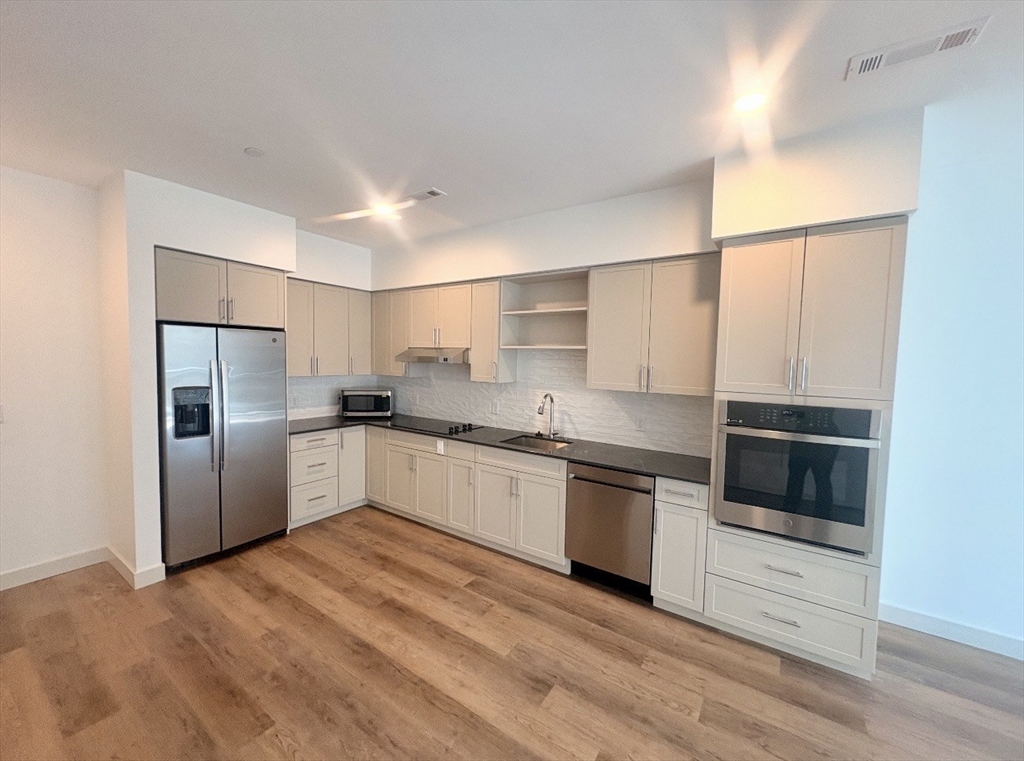 266 Canal Street, Salem, Massachusetts, 1 Bedroom Bedrooms, 3 Rooms Rooms,1 BathroomBathrooms,Residential Lease,For Rent,Canal Street,73539186