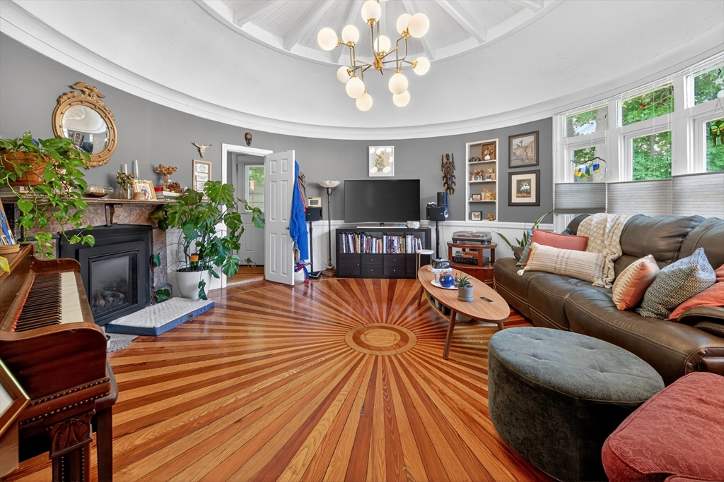 17 Dent St, Boston, Massachusetts, 2 Bedrooms Bedrooms, 5 Rooms Rooms,2 BathroomsBathrooms,Residential Lease,For Rent,Dent St,73539318