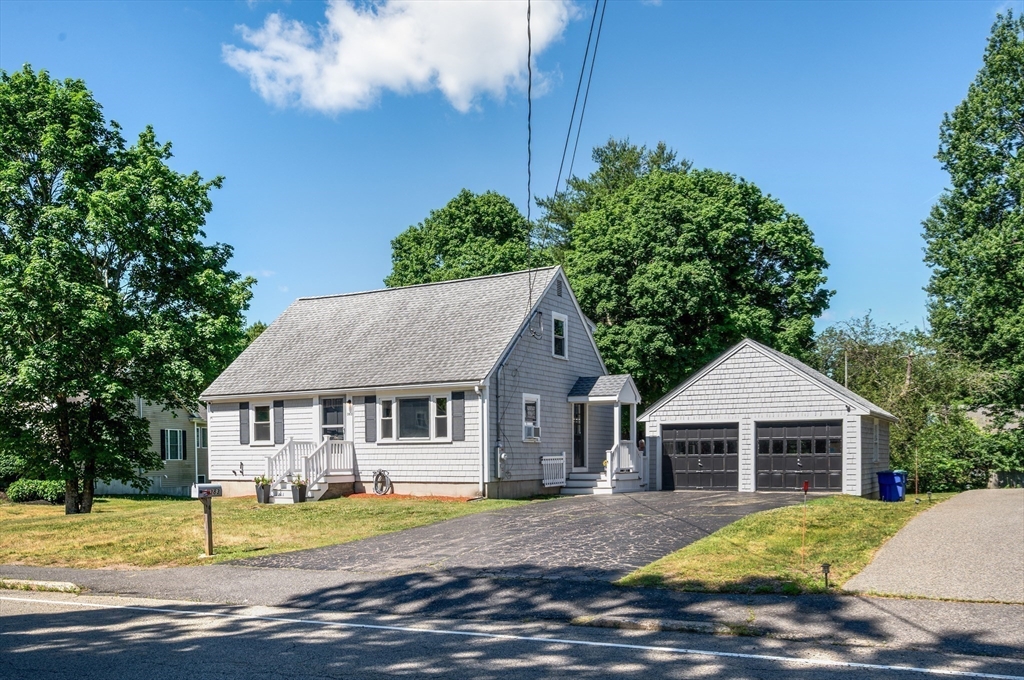 383 Salem Street, Rockland, Massachusetts, 4 Bedrooms Bedrooms, 6 Rooms Rooms,2 BathroomsBathrooms,Residential,For Sale,Salem Street,73539358