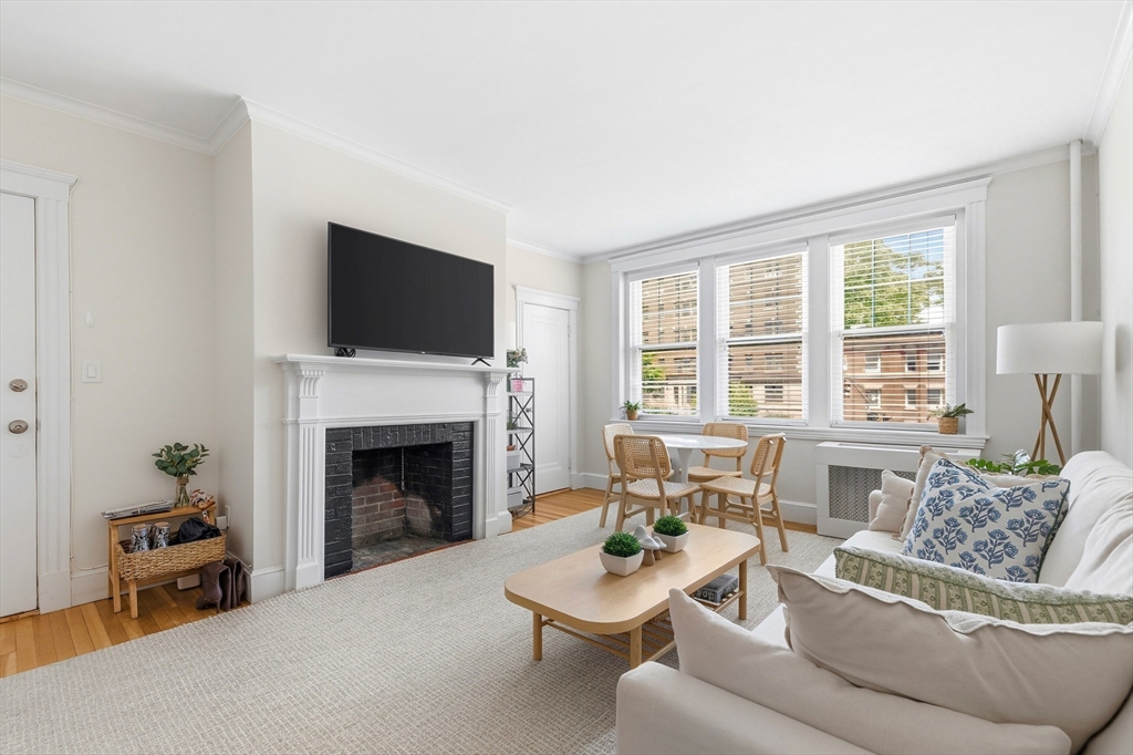 1992 Commonwealth Ave, Boston, Massachusetts, 2 Bedrooms Bedrooms, 5 Rooms Rooms,1 BathroomBathrooms,Residential Lease,For Rent,Commonwealth Ave,73539366