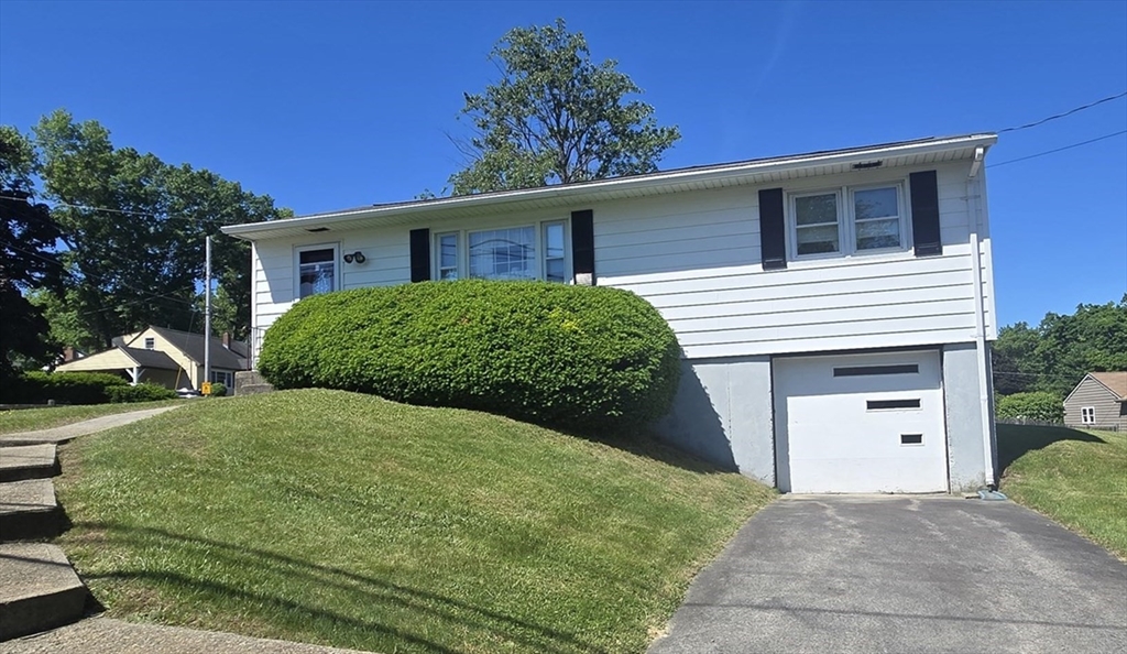 284 Oak Street, Methuen, Massachusetts, 2 Bedrooms Bedrooms, 5 Rooms Rooms,1.5 BathroomsBathrooms,Residential,For Sale,Oak Street,73539381