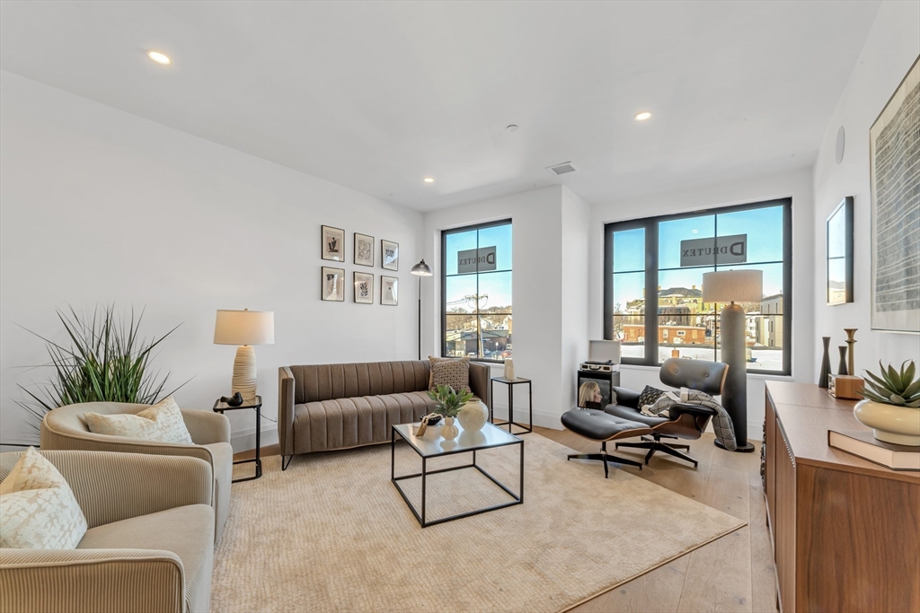 34 Oak Street, Boston, Massachusetts, 1 Bedroom Bedrooms, 4 Rooms Rooms,1 BathroomBathrooms,Residential,For Sale,Oak Street,73539484