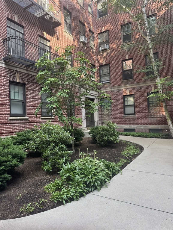 38 Linnaean Street, Cambridge, Massachusetts, 2 Bedrooms Bedrooms, 5 Rooms Rooms,1 BathroomBathrooms,Residential Lease,For Rent,Linnaean Street,73539521