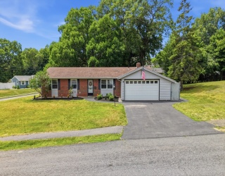 4 Surrey Ln, Peabody, Massachusetts, 3 Bedrooms Bedrooms, 7 Rooms Rooms,1.5 BathroomsBathrooms,Residential,For Sale,Surrey Ln,73535700