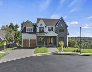 4 Oneil Way, Saugus, Massachusetts, 6 Bedrooms Bedrooms, 27 Rooms Rooms,4.5 BathroomsBathrooms,Residential,For Sale,Oneil Way,73539575