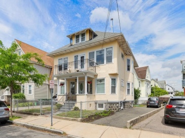 7 Yale St, Medford, Massachusetts, 4 Bedrooms Bedrooms, 11 Rooms Rooms,2 BathroomsBathrooms,Residential Income,For Sale,Yale St,73539546
