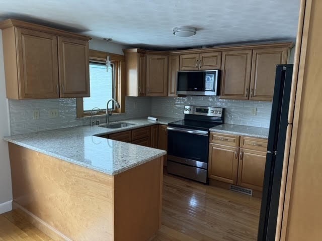 7 Puritan Road, Danvers, Massachusetts, 2 Bedrooms Bedrooms, 5 Rooms Rooms,1 BathroomBathrooms,Residential Lease,For Rent,Puritan Road,73539577