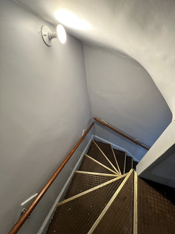 108 Brown Ave., Holyoke, Massachusetts, 3 Bedrooms Bedrooms, 8 Rooms Rooms,1 BathroomBathrooms,Residential Lease,For Rent,Brown Ave.,73539588