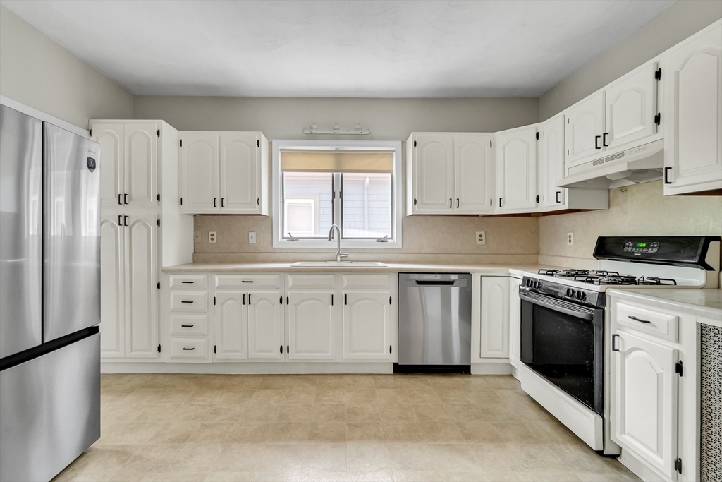 228 Harvard St., Medford, Massachusetts, 3 Bedrooms Bedrooms, 6 Rooms Rooms,1 BathroomBathrooms,Residential Lease,For Rent,Harvard St.,73523197