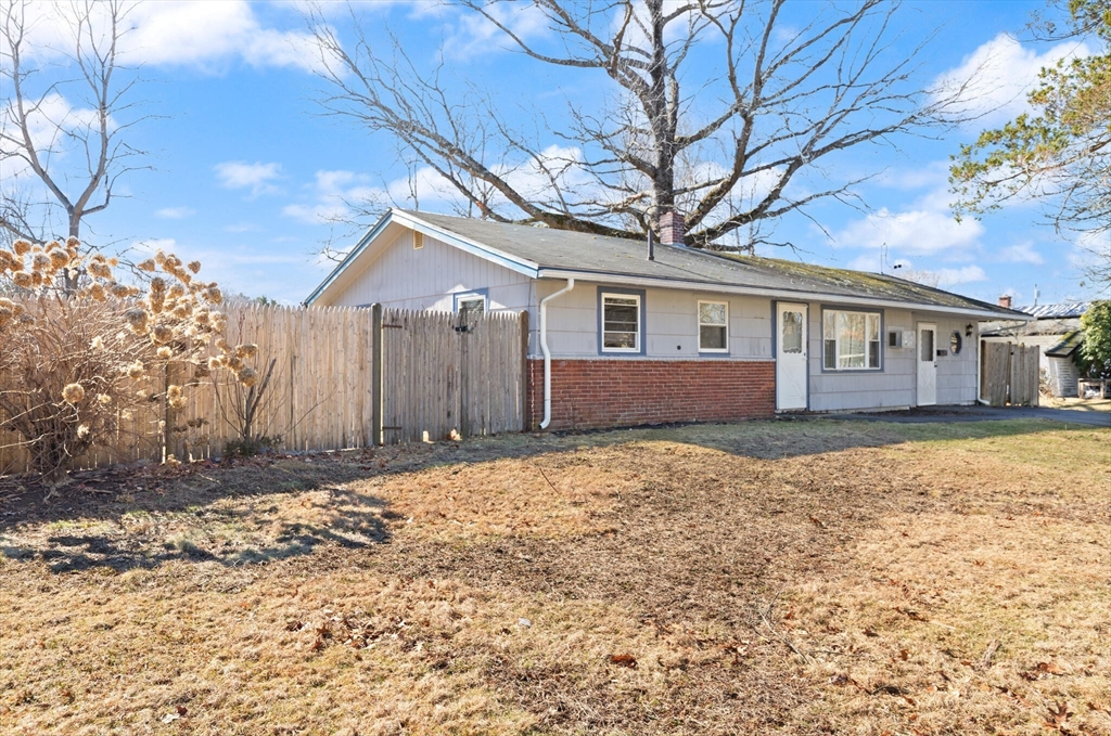 19 Rodwell St, Brockton, Massachusetts, 3 Bedrooms Bedrooms, 6 Rooms Rooms,1 BathroomBathrooms,Residential,For Sale,Rodwell St,73488656