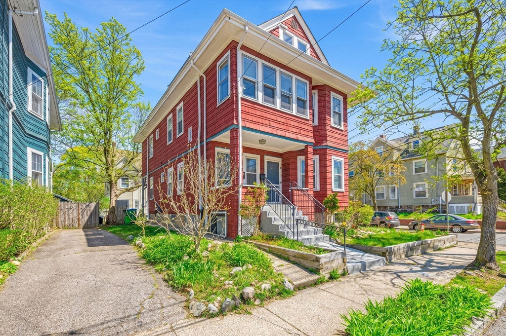 52 Greenleaf Ave, Medford, Massachusetts, 4 Bedrooms Bedrooms, 9 Rooms Rooms,2 BathroomsBathrooms,Residential,For Sale,Greenleaf Ave,73509850