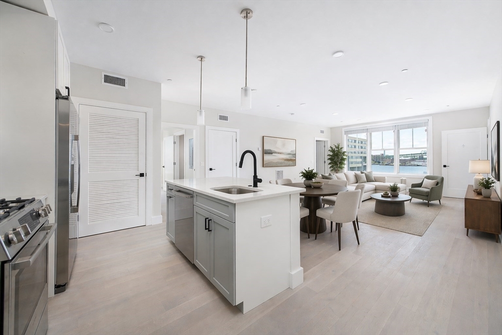 425 Border St, Boston, Massachusetts, 2 Bedrooms Bedrooms, 5 Rooms Rooms,2 BathroomsBathrooms,Residential Lease,For Rent,Border St,73519864