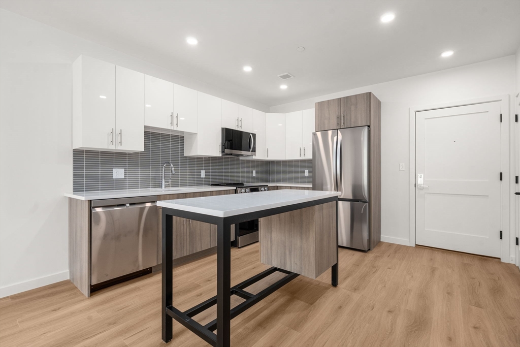 40 Centre St, Brookline, Massachusetts, 1 Bedroom Bedrooms, 3 Rooms Rooms,1 BathroomBathrooms,Residential Lease,For Rent,Centre St,73518743