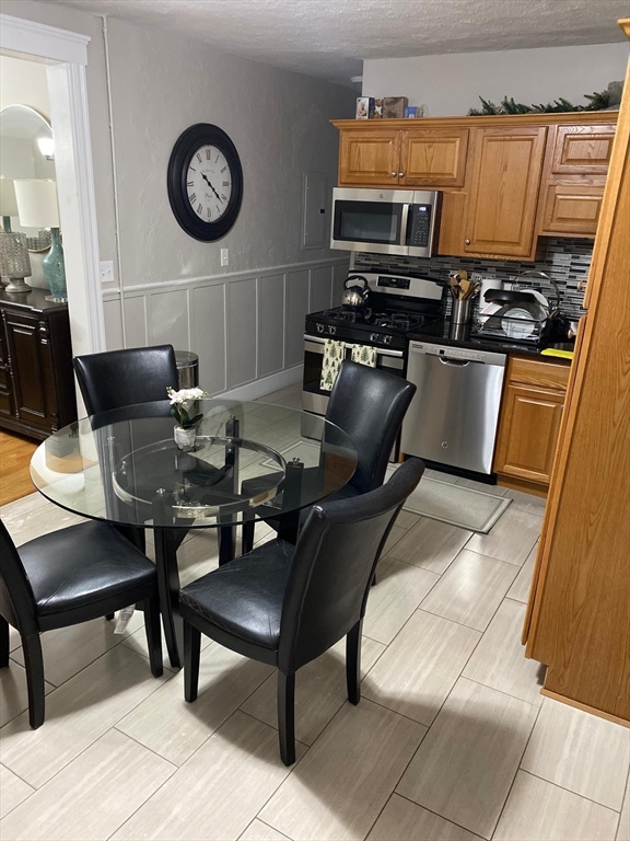 6 Reed Ave, Everett, Massachusetts, 3 Bedrooms Bedrooms, 5 Rooms Rooms,1 BathroomBathrooms,Residential Lease,For Rent,Reed Ave,73539631