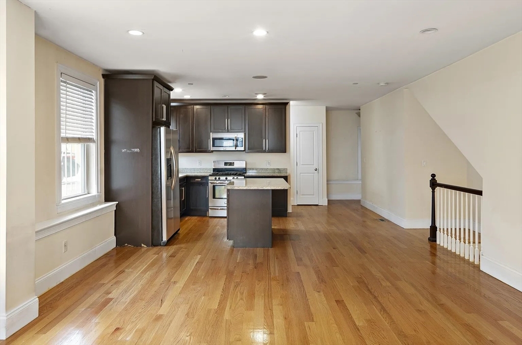 178 W 4th Street, Boston, Massachusetts, 1 Bedroom Bedrooms, 4 Rooms Rooms,1.5 BathroomsBathrooms,Residential Lease,For Rent,W 4th Street,73539727