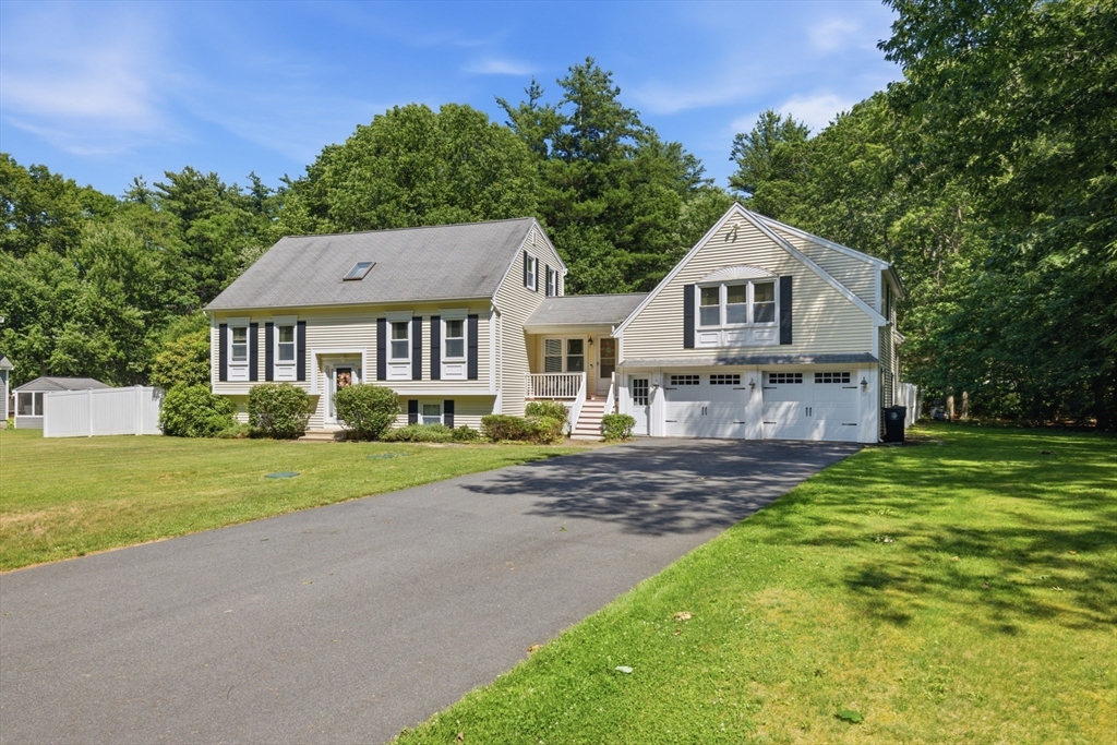 16 Fairview Farm Rd, Haverhill, Massachusetts, 3 Bedrooms Bedrooms, 8 Rooms Rooms,2.5 BathroomsBathrooms,Residential,For Sale,Fairview Farm Rd,73539743