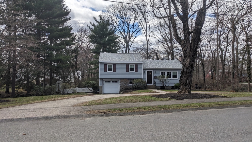 8 Mayfair St, Norwood, Massachusetts, 4 Bedrooms Bedrooms, 9 Rooms Rooms,2.5 BathroomsBathrooms,Residential,For Sale,Mayfair St,73499574