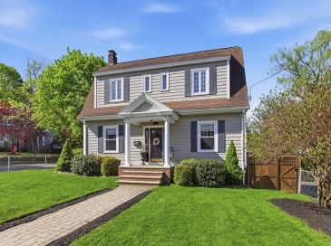 181 Franklin St, Stoneham, Massachusetts, 3 Bedrooms Bedrooms, 8 Rooms Rooms,2.5 BathroomsBathrooms,Residential,For Sale,Franklin St,73518078