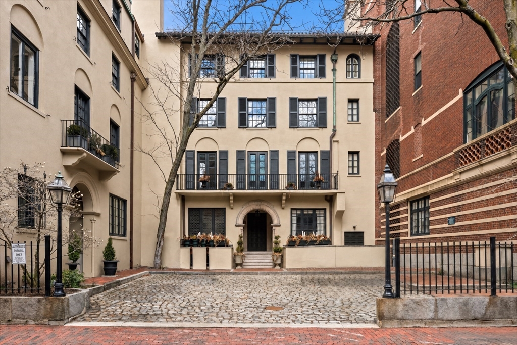 107-109 Chestnut Street, Boston, Massachusetts, 4 Bedrooms Bedrooms, 8 Rooms Rooms,4.5 BathroomsBathrooms,Residential,For Sale,Chestnut Street,73512701