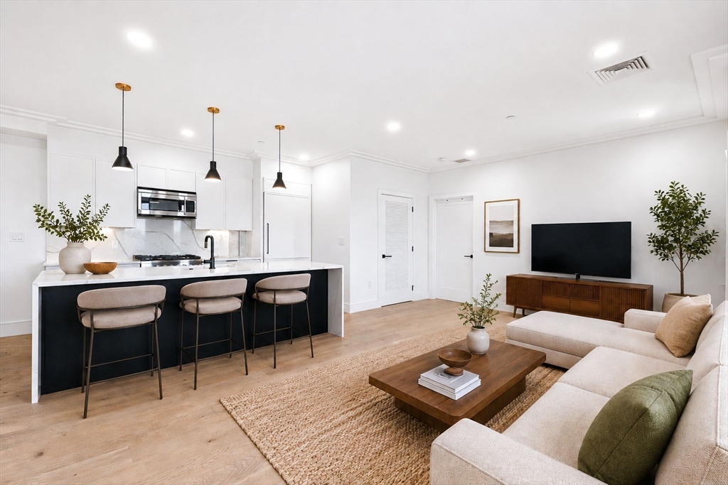 50 Leo M Birmingham, Boston, Massachusetts, 2 Bedrooms Bedrooms, 5 Rooms Rooms,2 BathroomsBathrooms,Residential Lease,For Rent,Leo M Birmingham,73539859