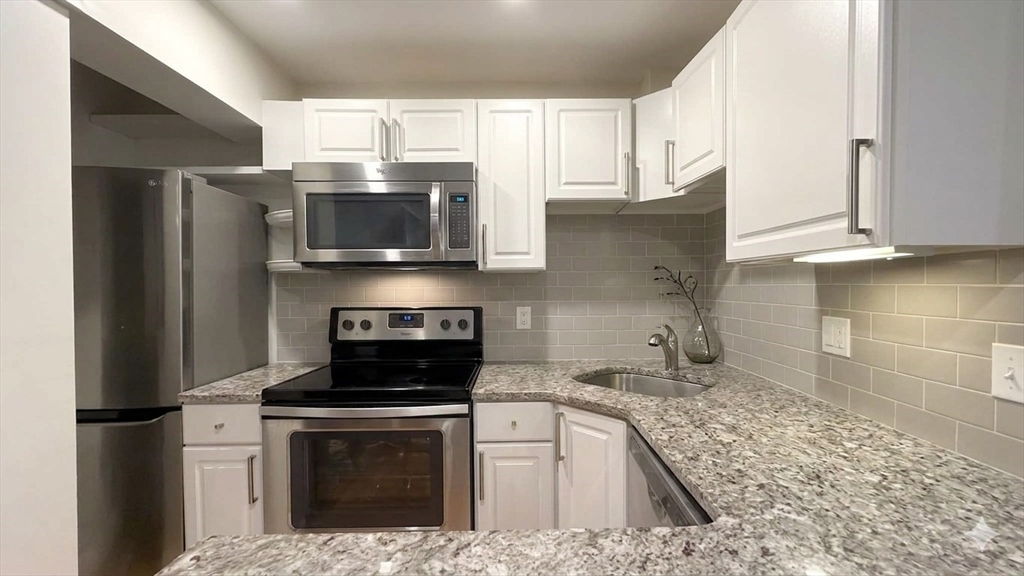 563 Washington St, Brookline, Massachusetts, 2 Rooms Rooms,1 BathroomBathrooms,Residential Lease,For Rent,Washington St,73539841
