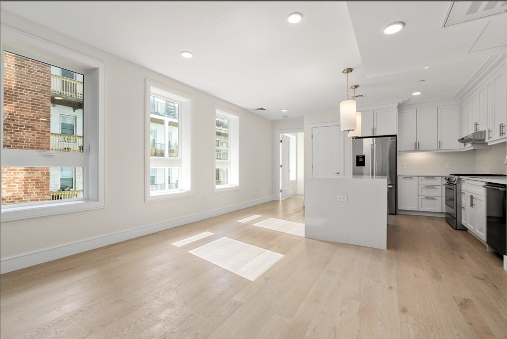 301 Border St., Boston, Massachusetts, 2 Bedrooms Bedrooms, 5 Rooms Rooms,2 BathroomsBathrooms,Residential Lease,For Rent,Border St.,73539910